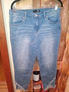 1822 Denim Women's Skinny Jeans in Light Blue with Frayed Hem